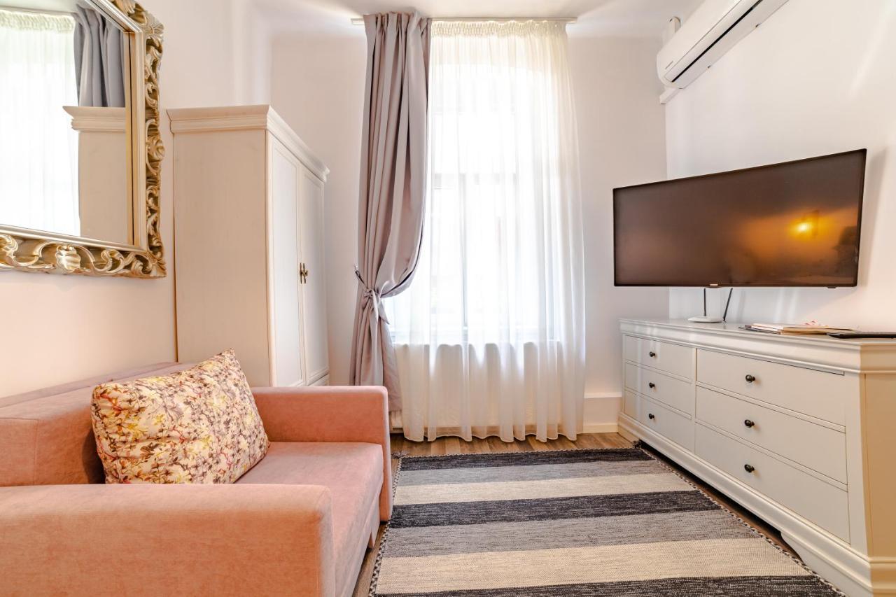 Albert Residence With Complimentary Parking Braşov Extérieur photo